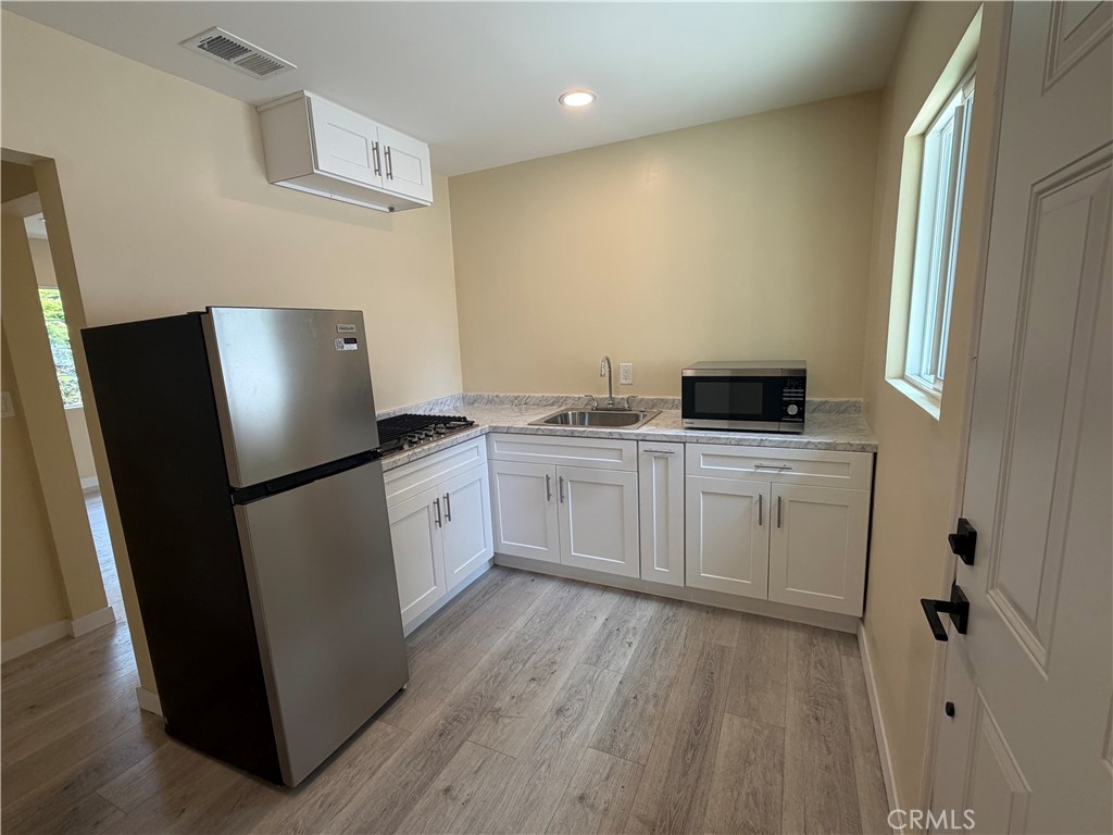 7912 White Oak Avenue B Property Photo 3