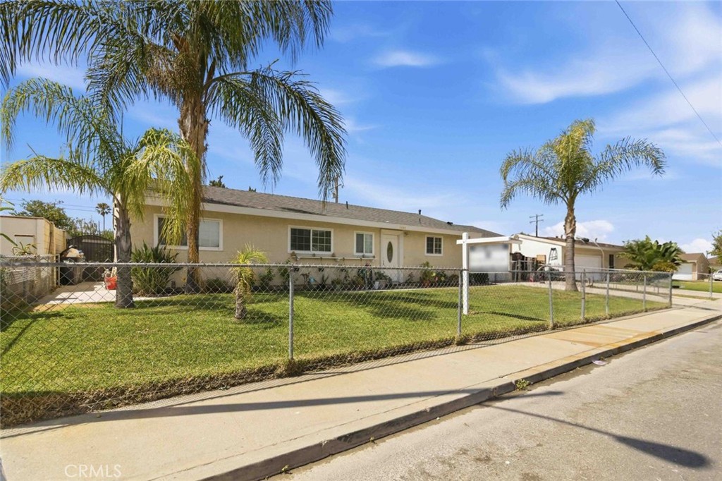 1582 Dakin Property Photo 4