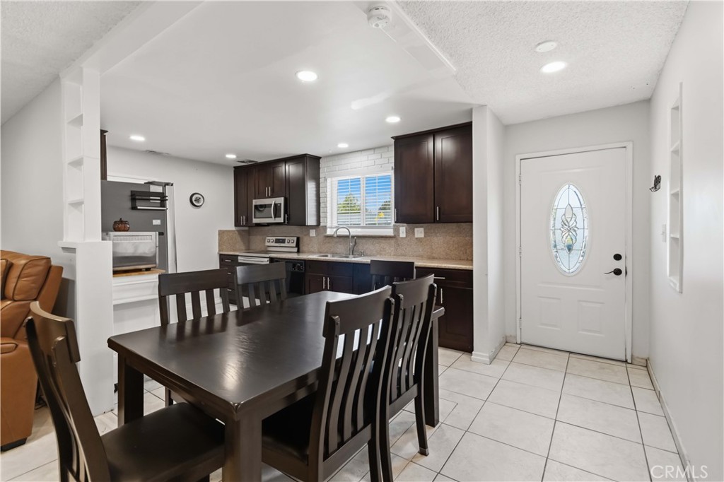 1582 Dakin Property Photo 8