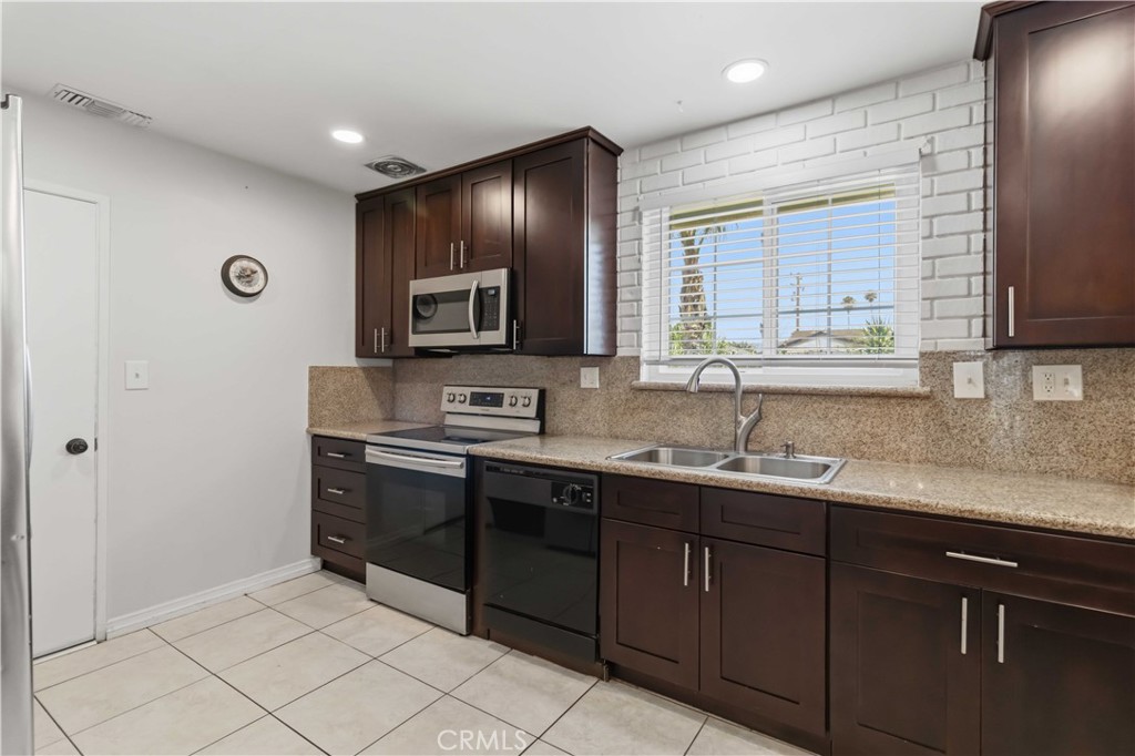 1582 Dakin Property Photo 10