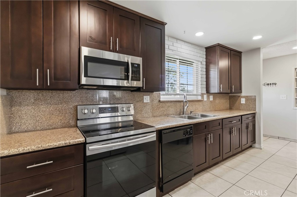 1582 Dakin Property Photo 12