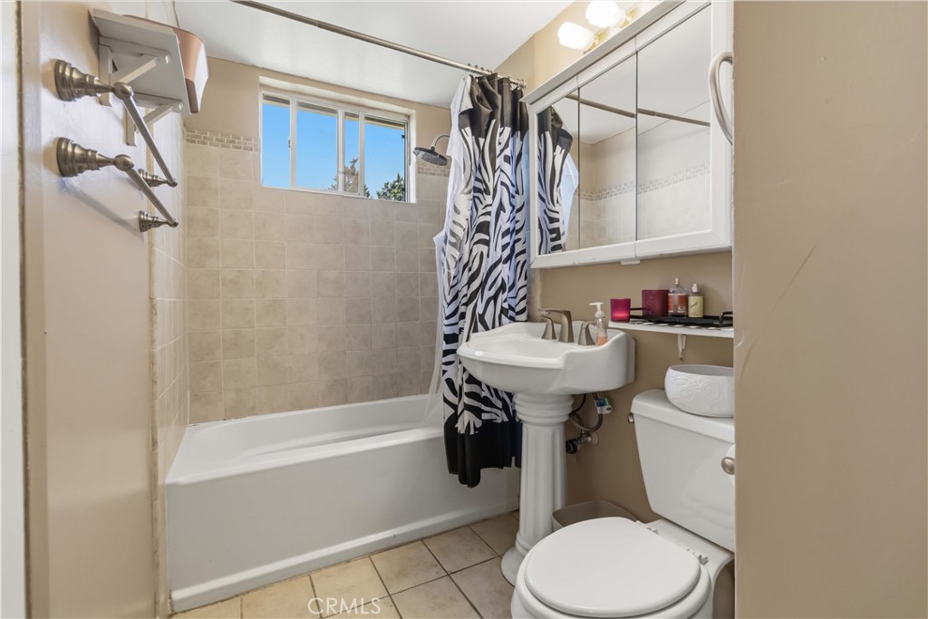1582 Dakin Property Photo 19