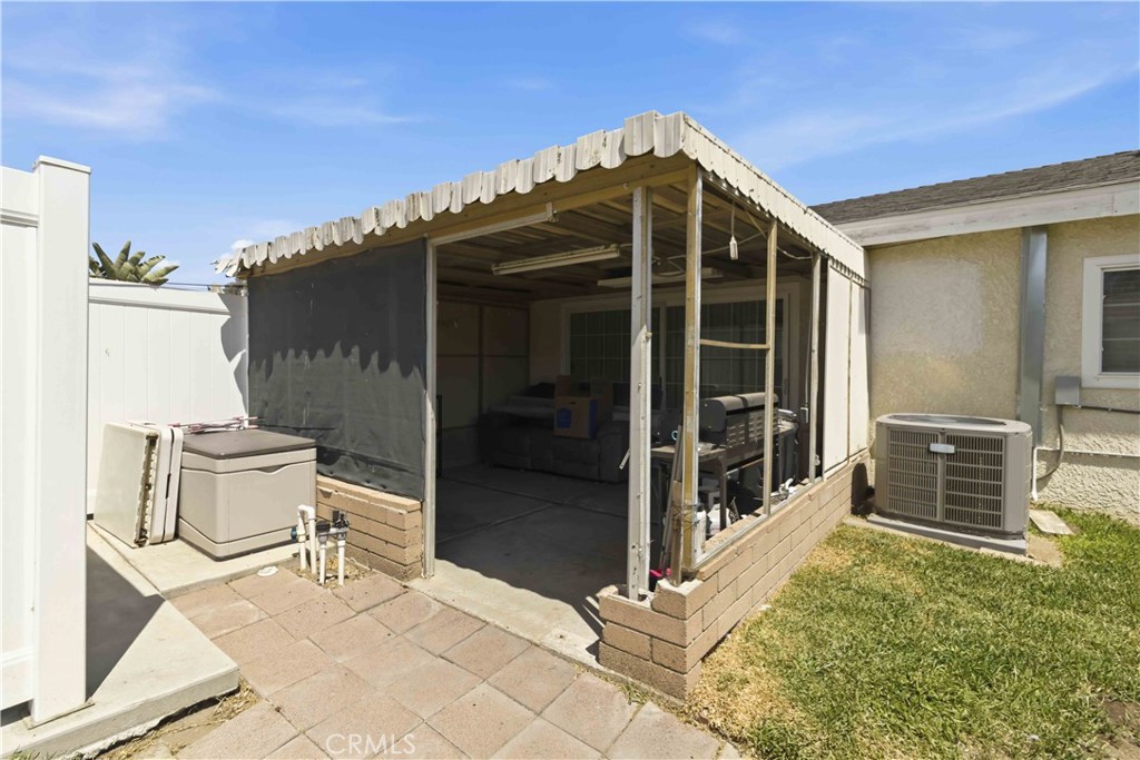 1582 Dakin Property Photo 37