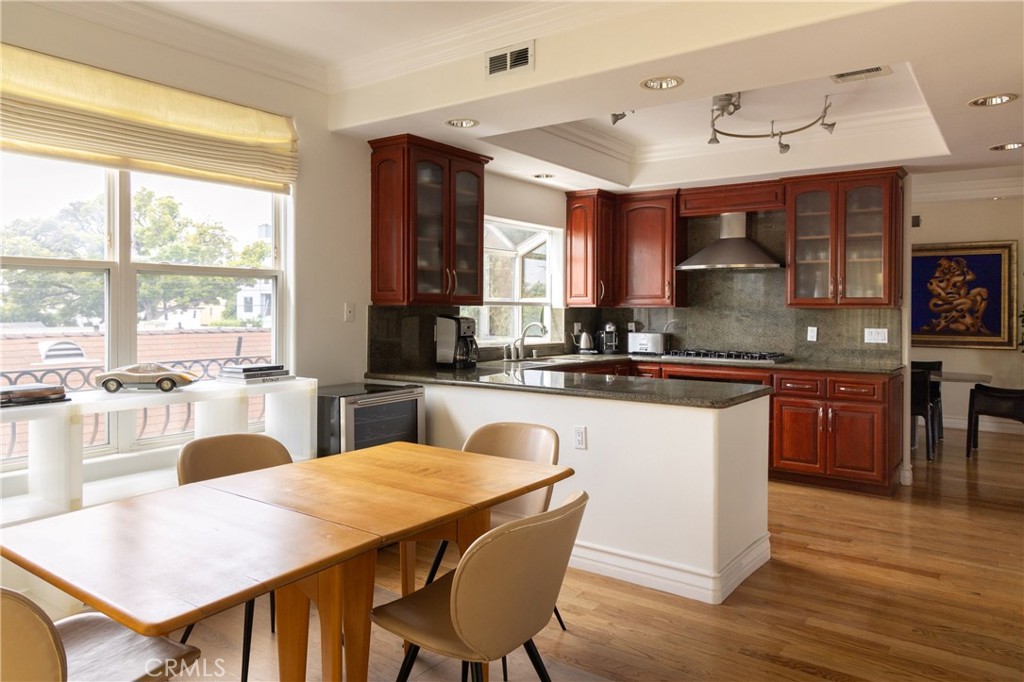 1905 Colby Avenue Property Photo 8