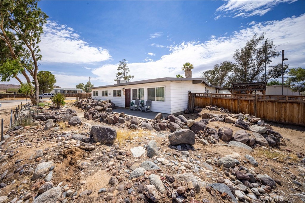 1263 S Primrose Property Photo 1
