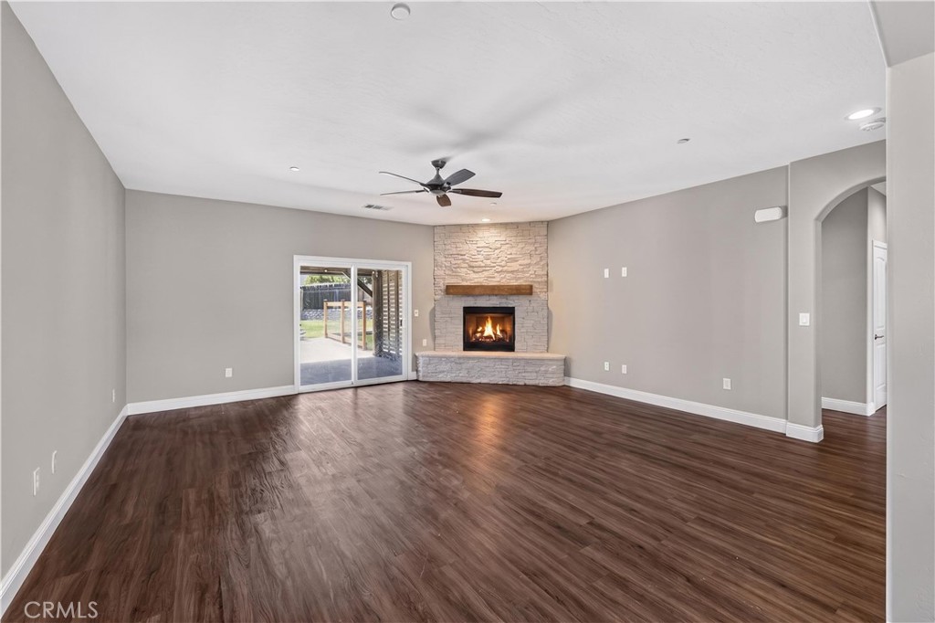 21841 Mid Property Photo 6
