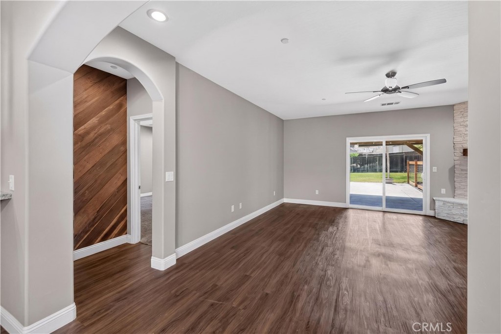 21841 Mid Property Photo 11