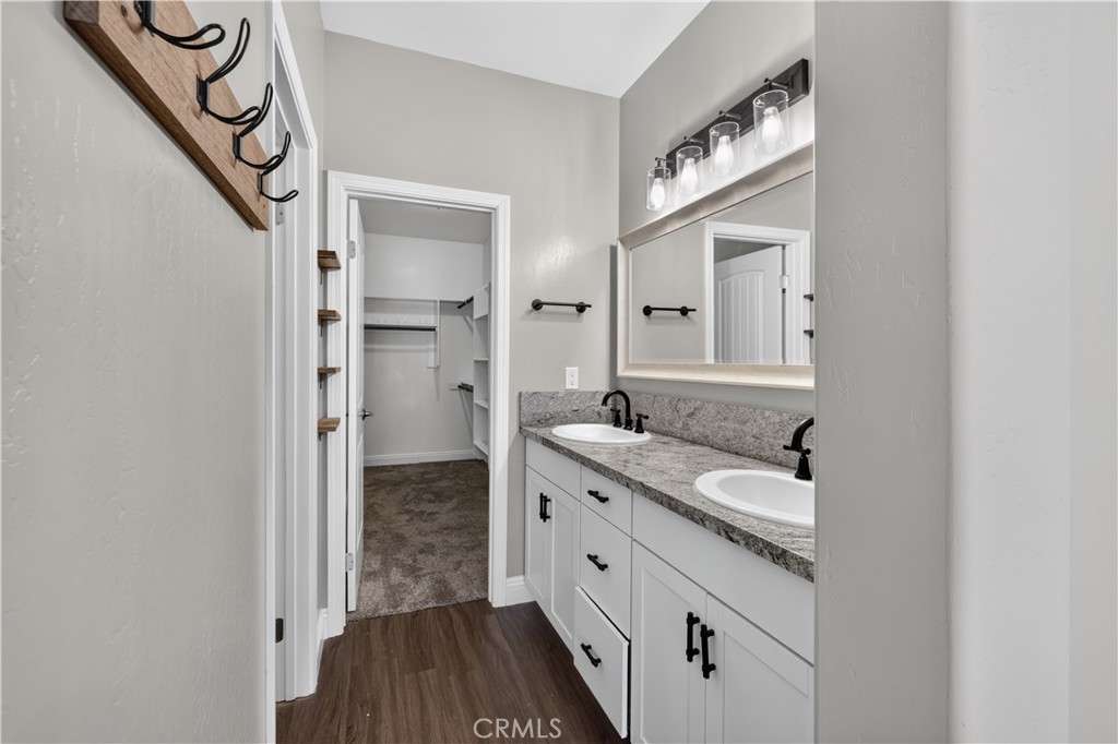 21841 Mid Property Photo 15