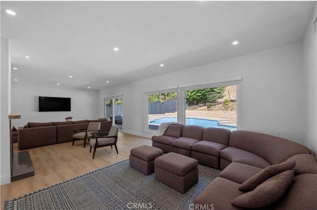 4240 Kingfisher Road Property Photo 4