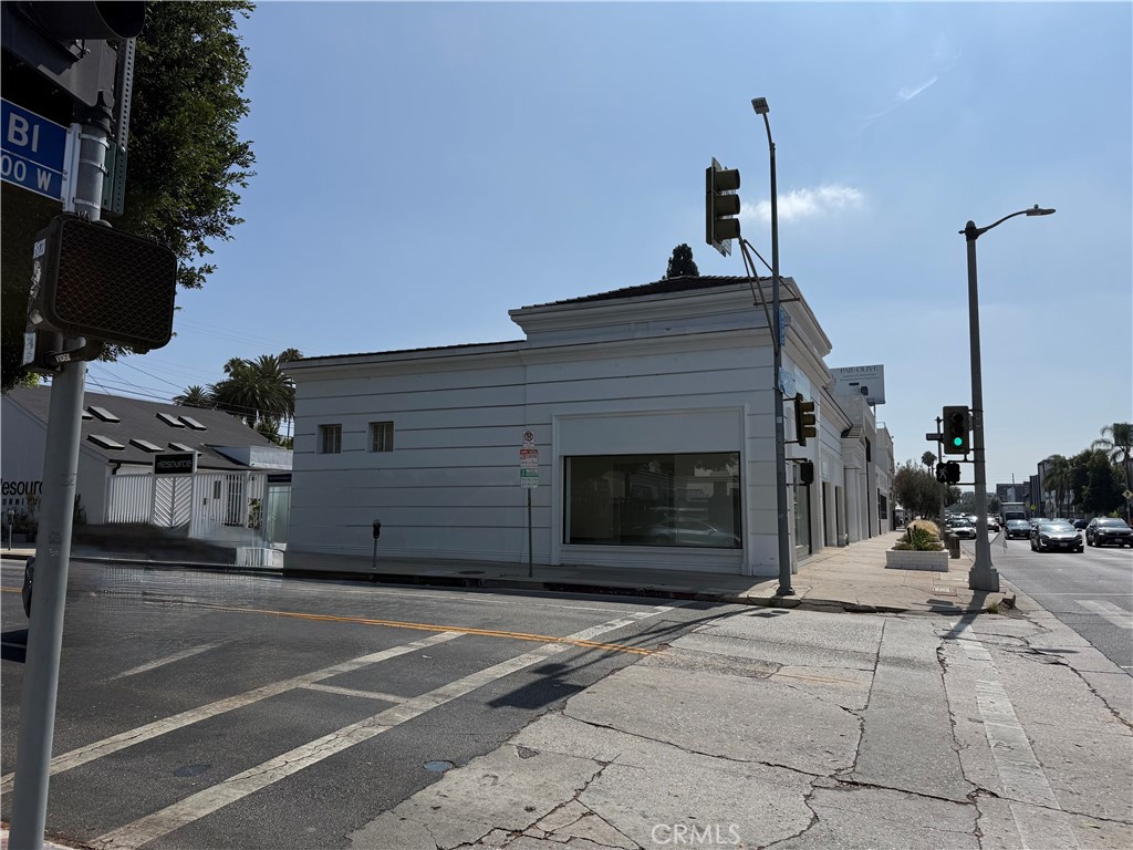 8069 Beverly Boulevard Property Photo 3