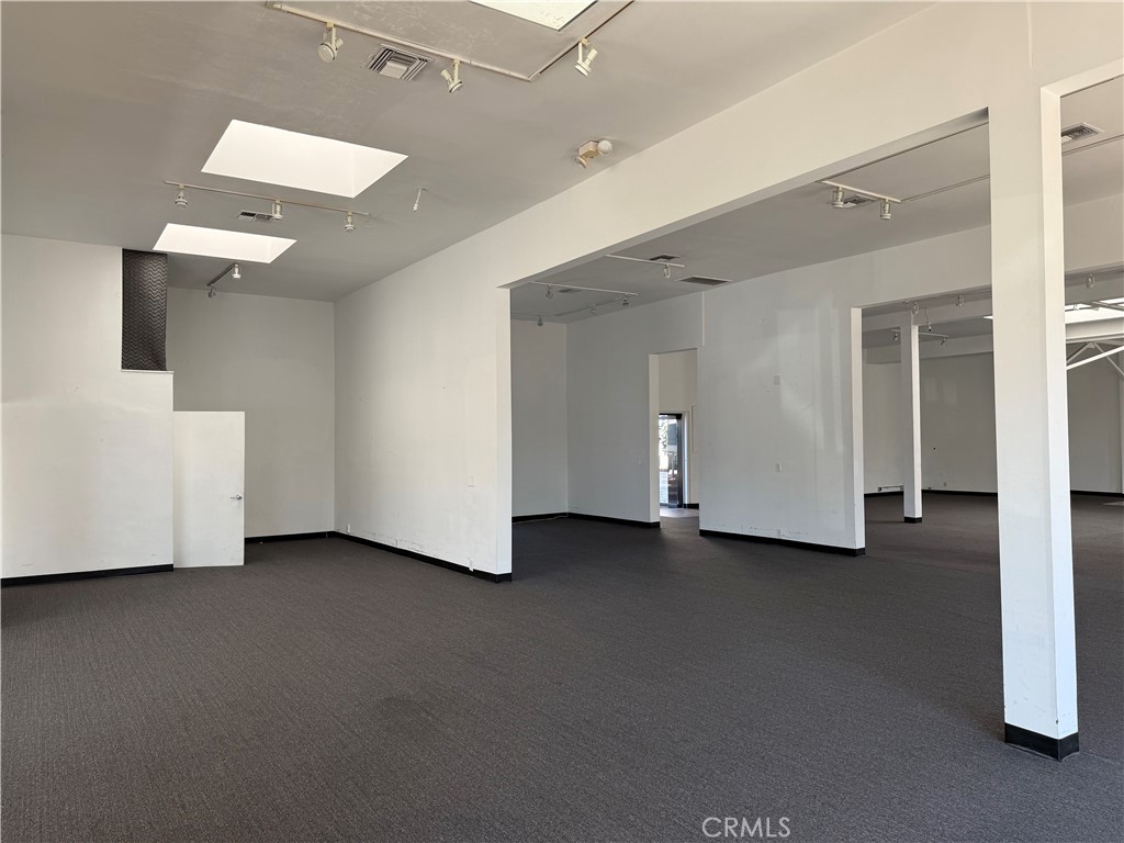 8069 Beverly Boulevard Property Photo 7