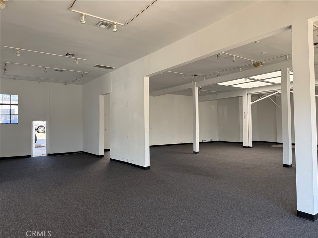 8069 Beverly Boulevard Property Photo 9