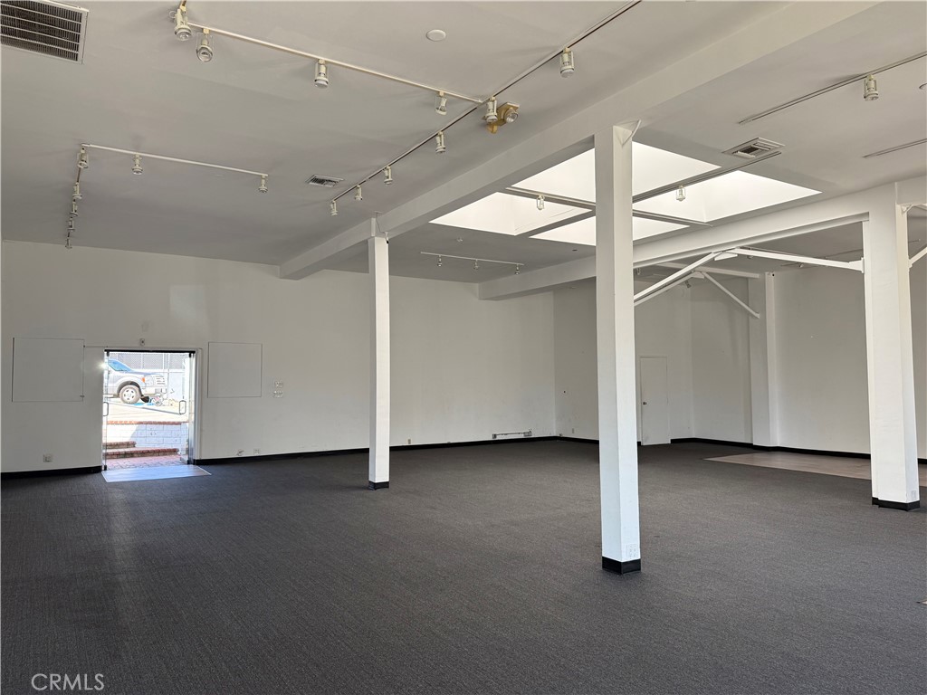8069 Beverly Boulevard Property Photo 11