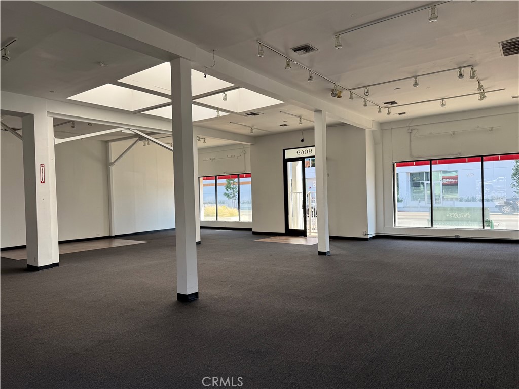 8069 Beverly Boulevard Property Photo 12