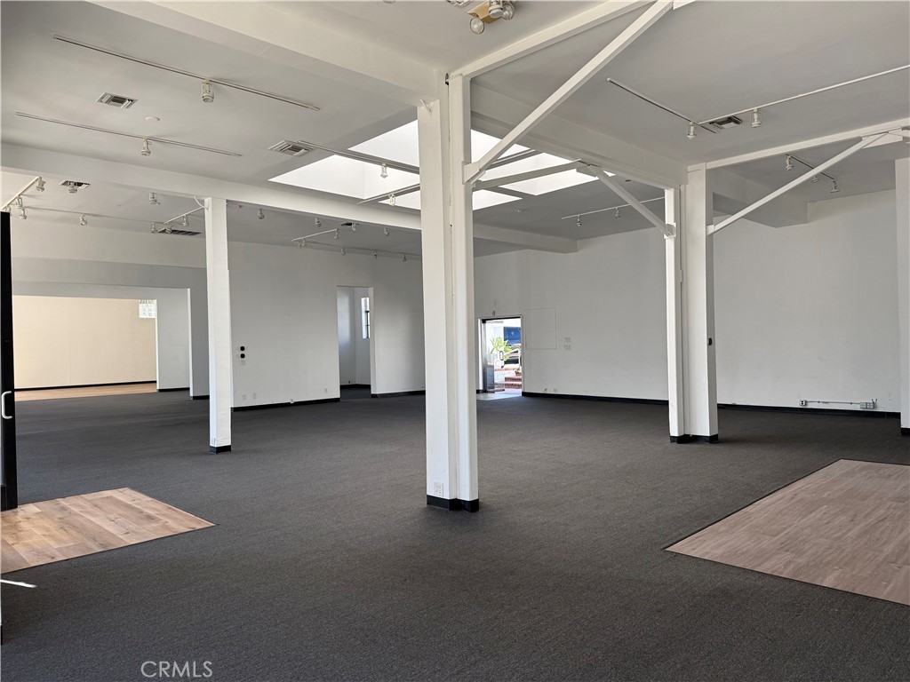 8069 Beverly Boulevard Property Photo 14