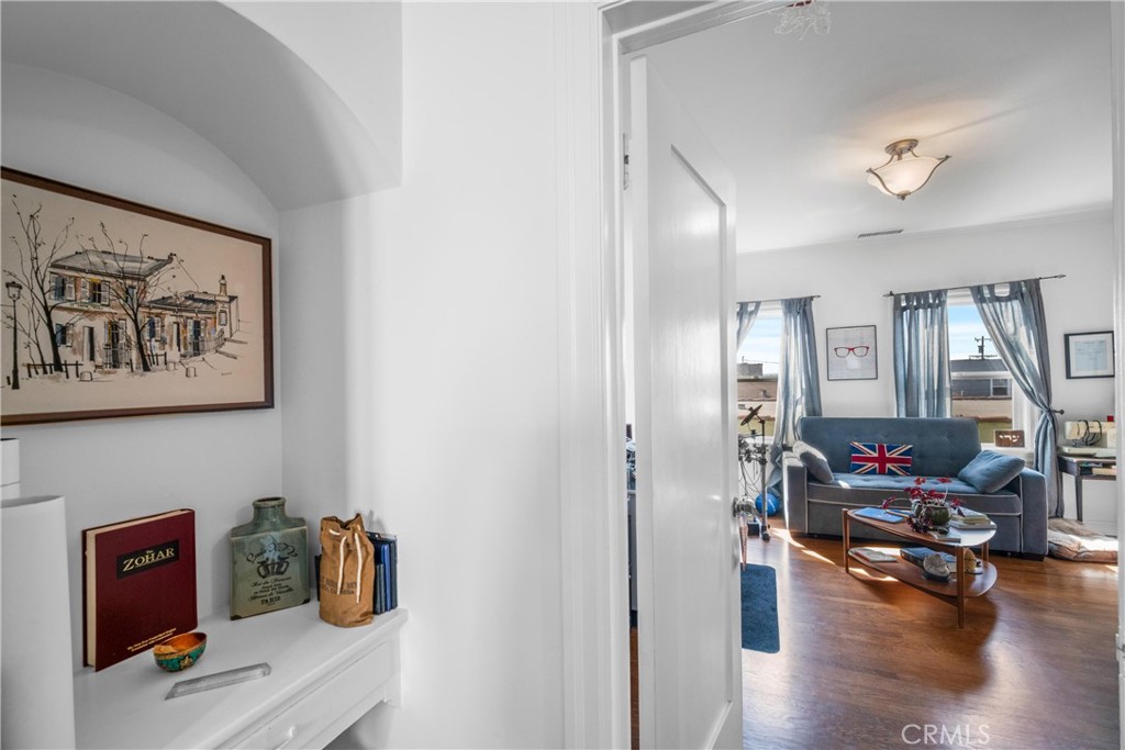 1245 S Hudson Avenue Property Photo 10