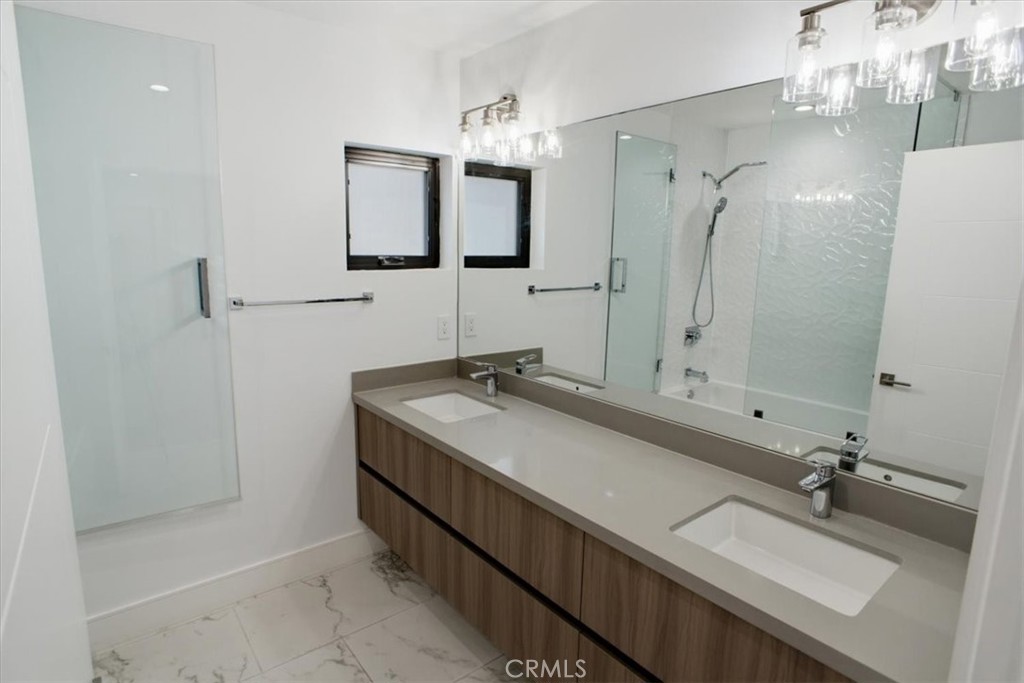 829 N Martel 4 Property Photo 10