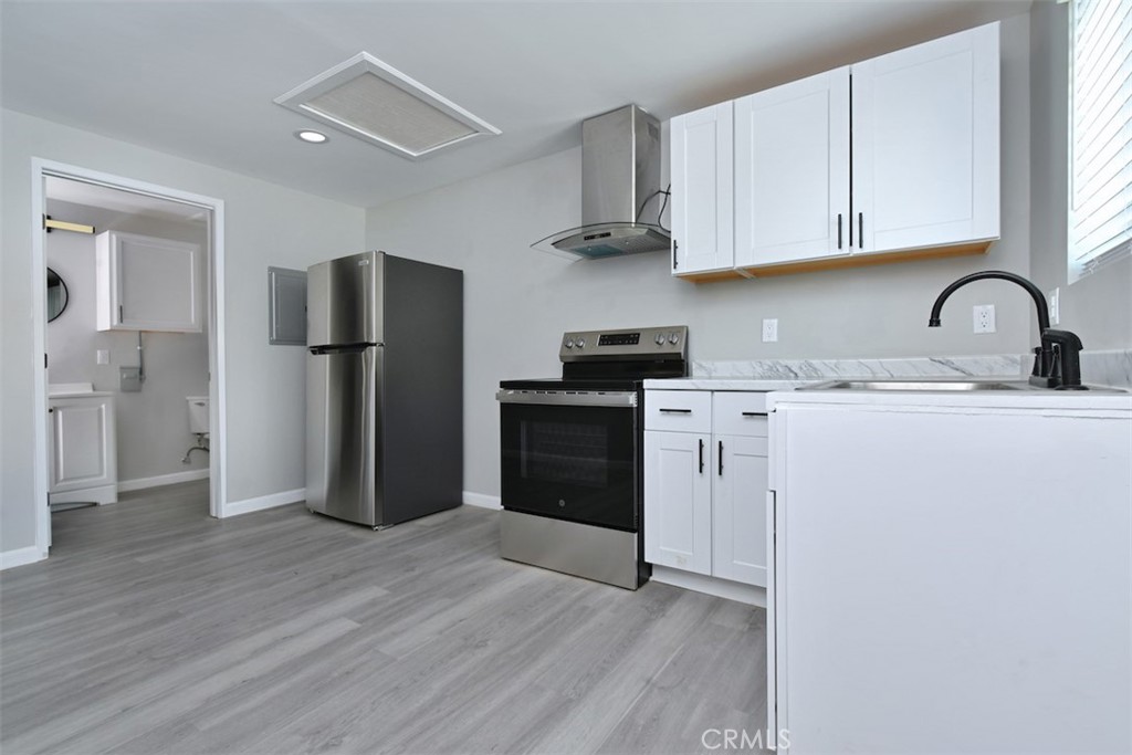 14332 Tiara Street Property Photo 6
