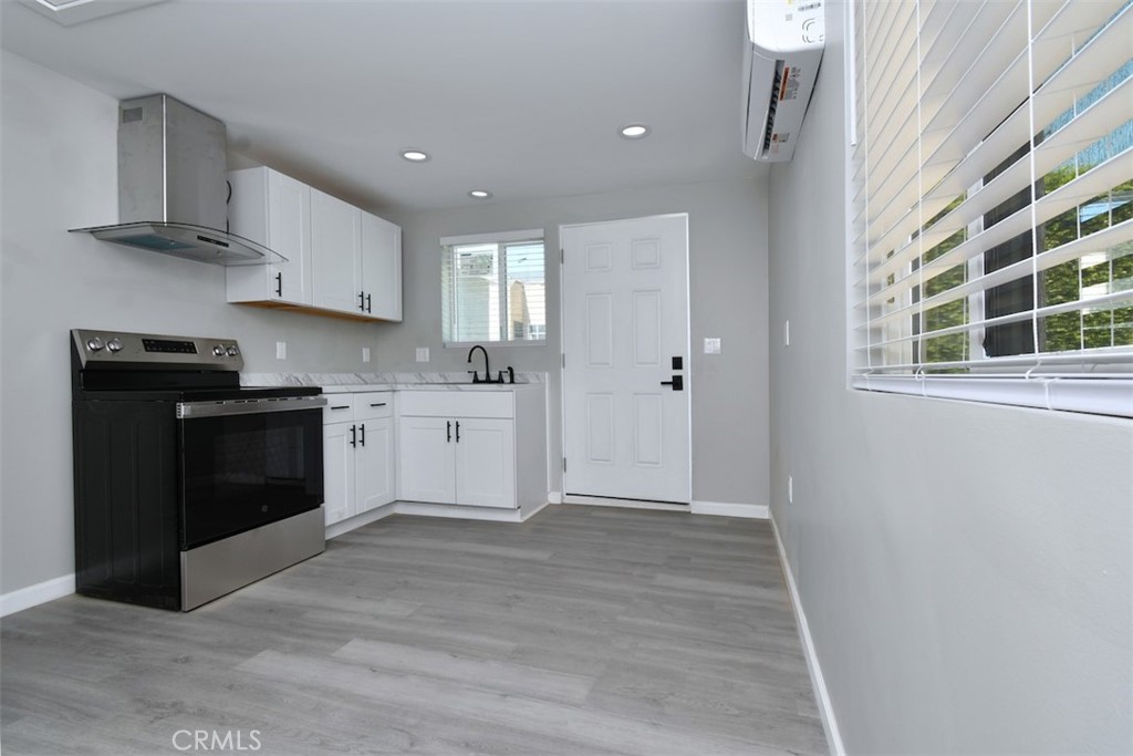 14332 Tiara Street Property Photo 8