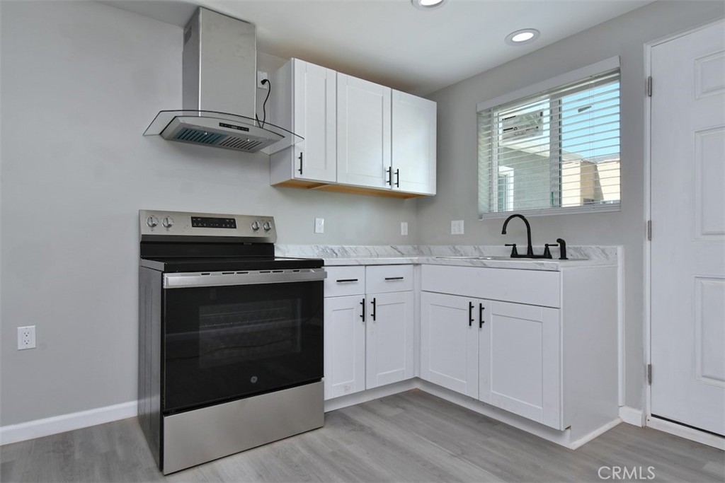 14332 Tiara Street Property Photo 9