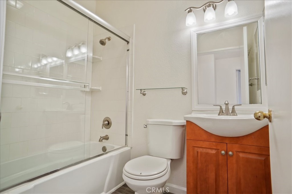 7320 Balboa Boulevard 205 Property Photo 13