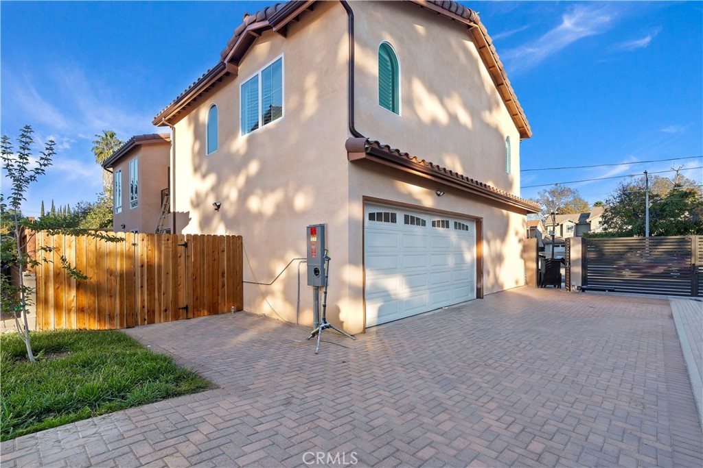 7329 Kelvin Property Photo 9