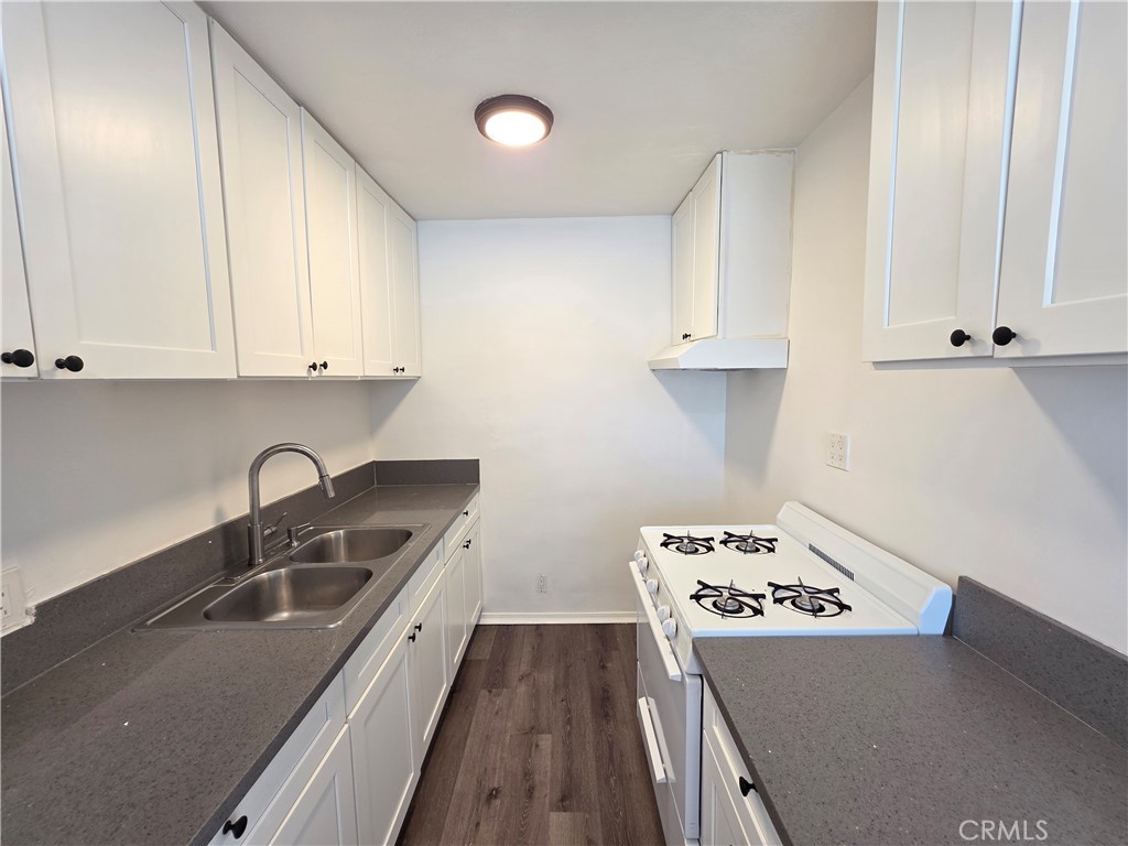 252 E 79th Property Photo 1