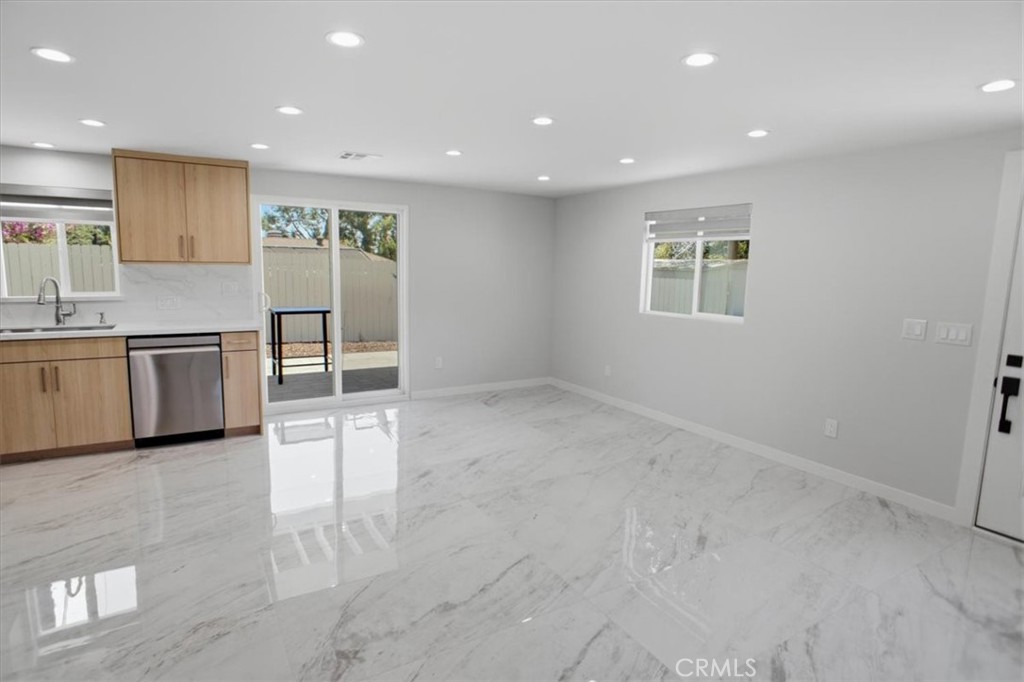 3130 N Mount Curve Property Photo 6