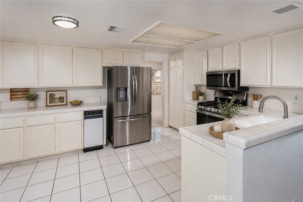 7221 Bouquet Drive Property Photo 6