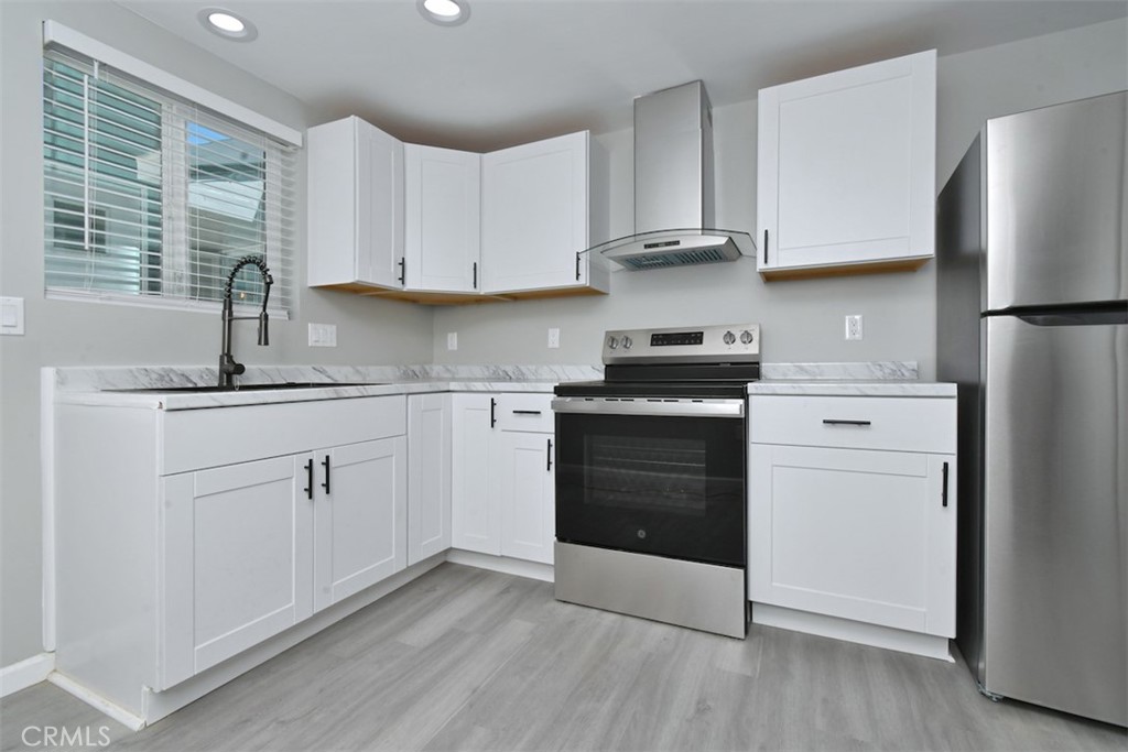 14336 Tiara Street Property Photo 6