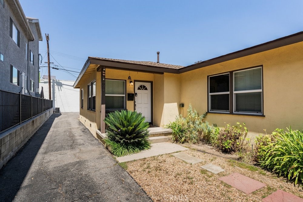 5919 Cedros Property Photo 6