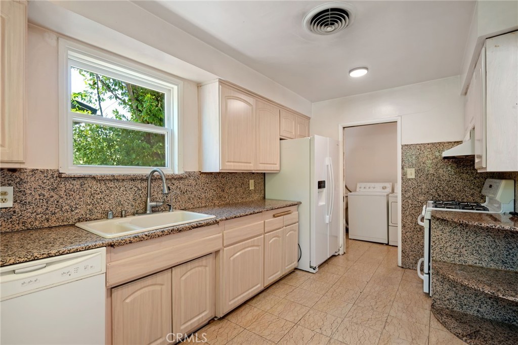 6217 Van Noord Avenue Property Photo 9