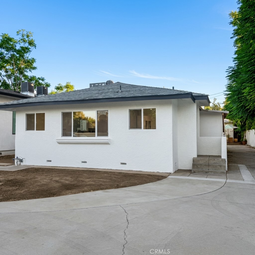 22522 Clarendon Property Photo 1