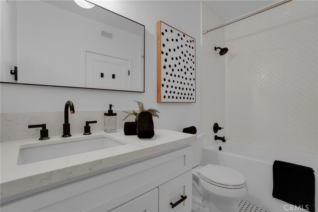 1871 Greenfield Avenue 102 Property Photo 17