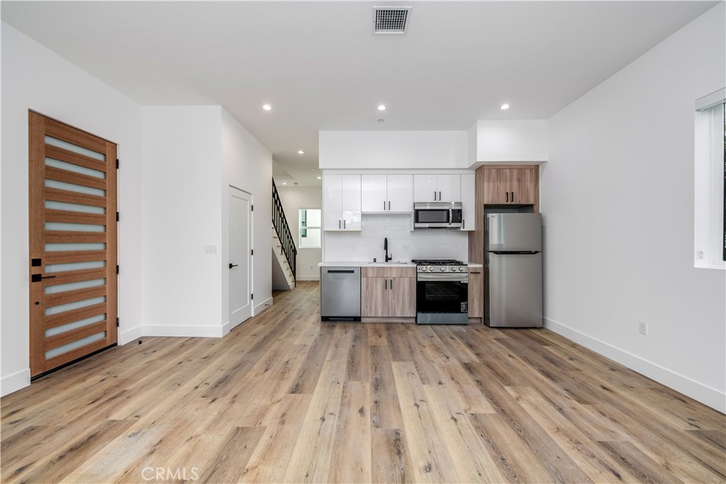 5044 Laurel Canyon Boulevard Property Photo 5