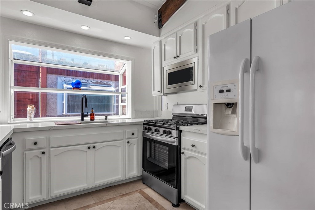 5123 Neptune Square Property Photo 8
