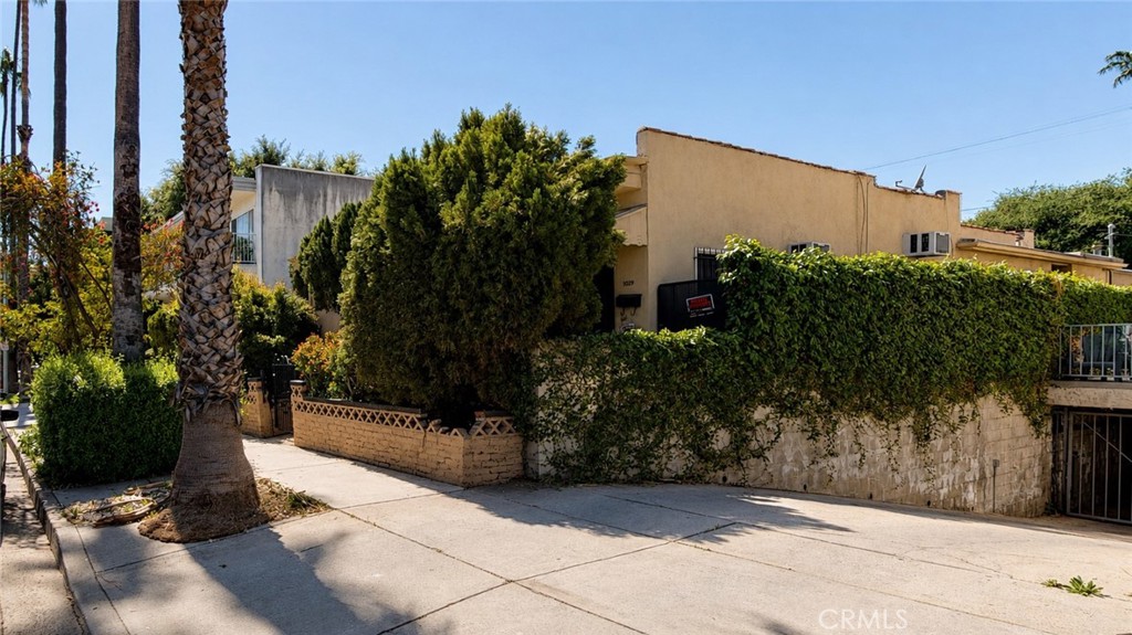 1029 N Orange Grove Property Photo 4