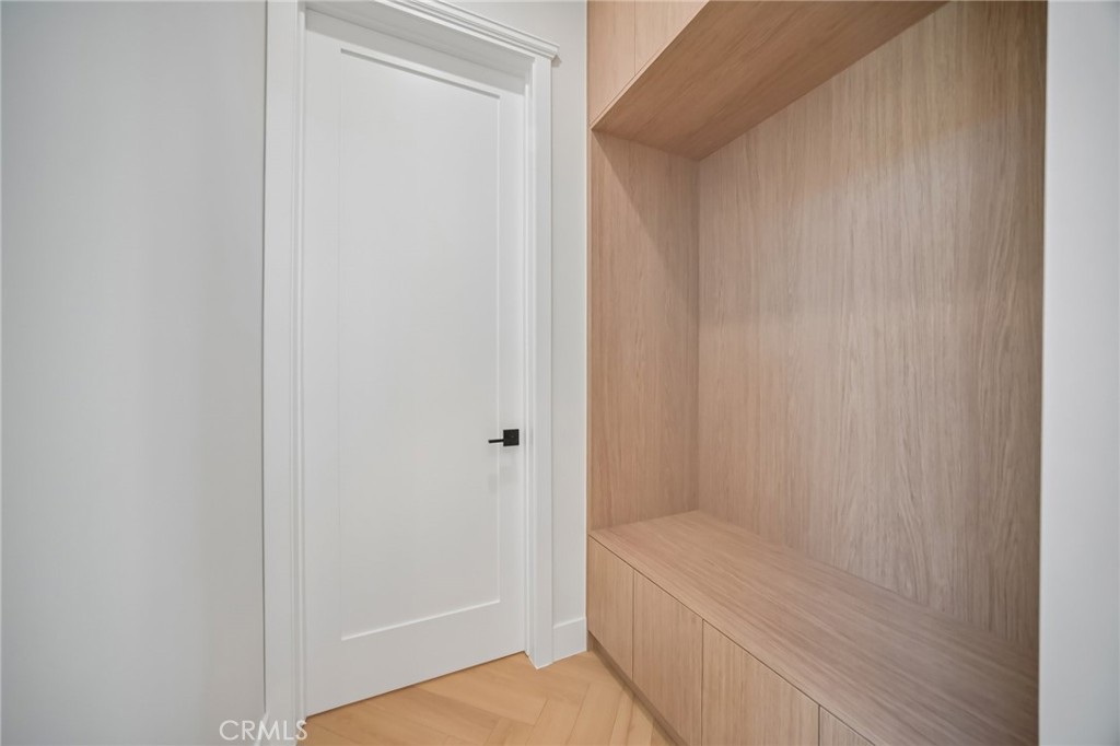 6742 Nagle Avenue Property Photo 25