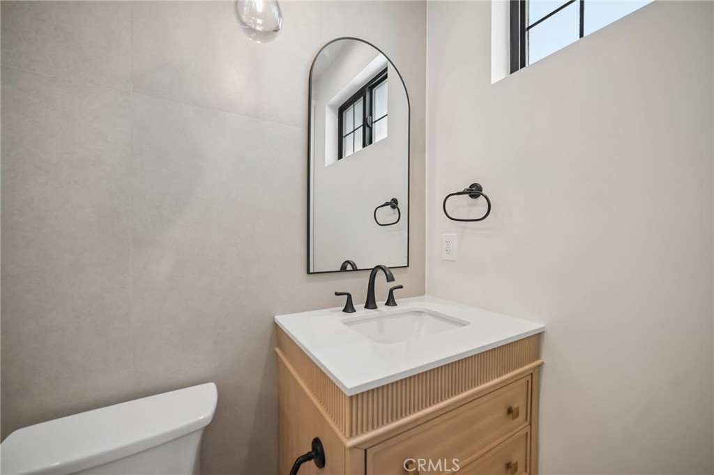 6742 Nagle Avenue Property Photo 33