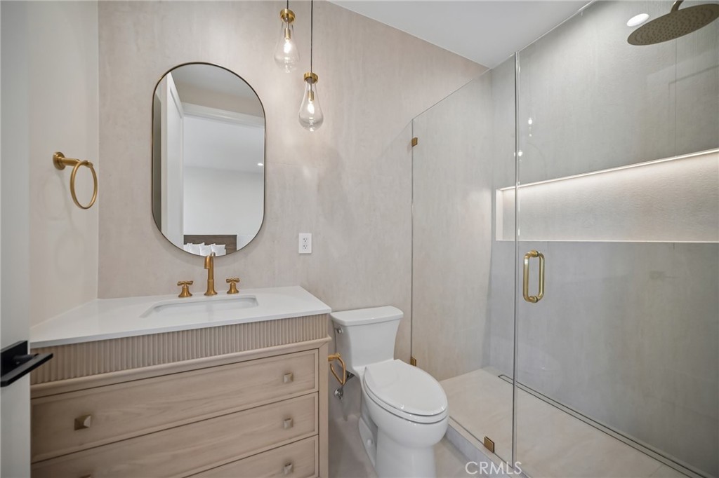 6742 Nagle Avenue Property Photo 38
