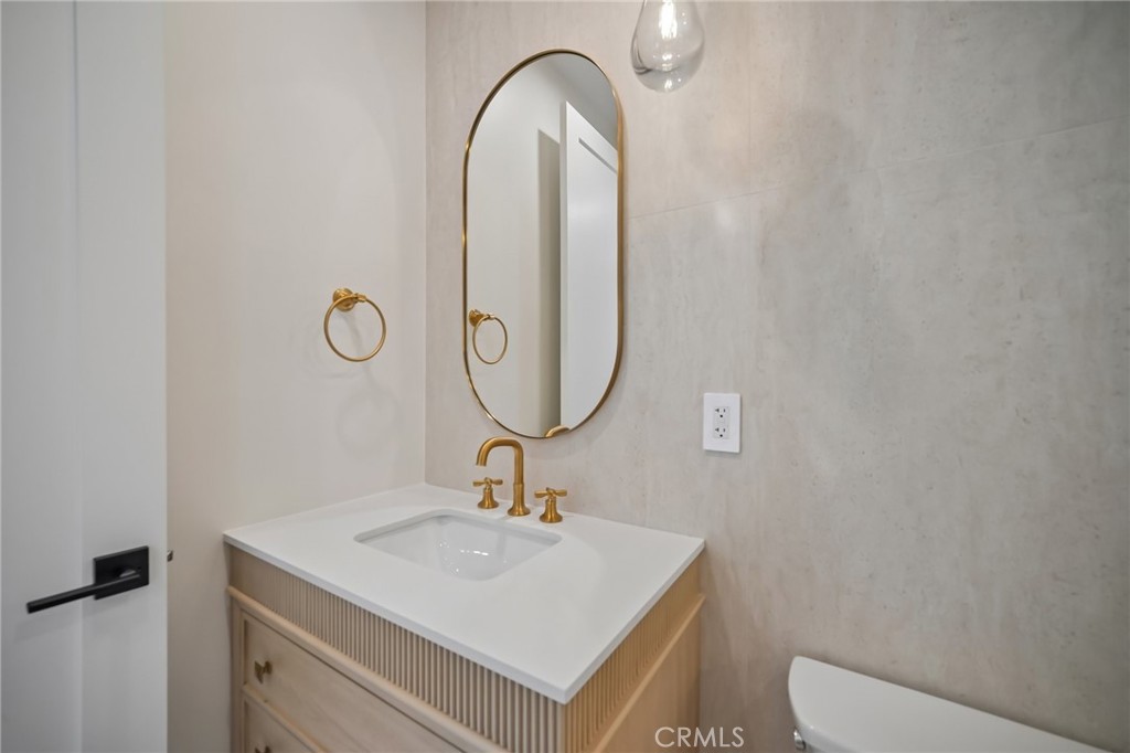 6742 Nagle Avenue Property Photo 39