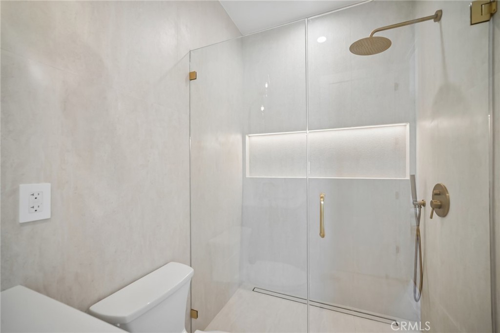 6742 Nagle Avenue Property Photo 40