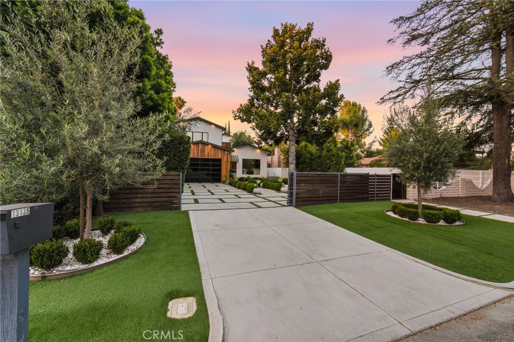 13135 Chandler Boulevard Property Photo 3