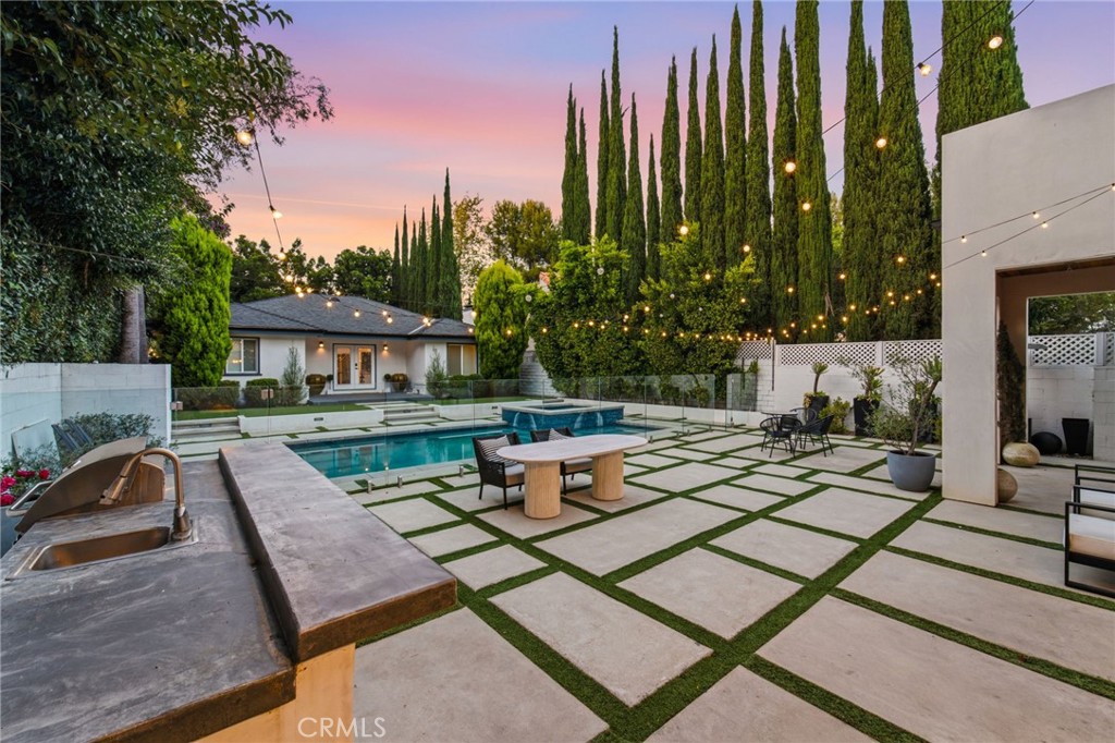 13135 Chandler Boulevard Property Photo 8