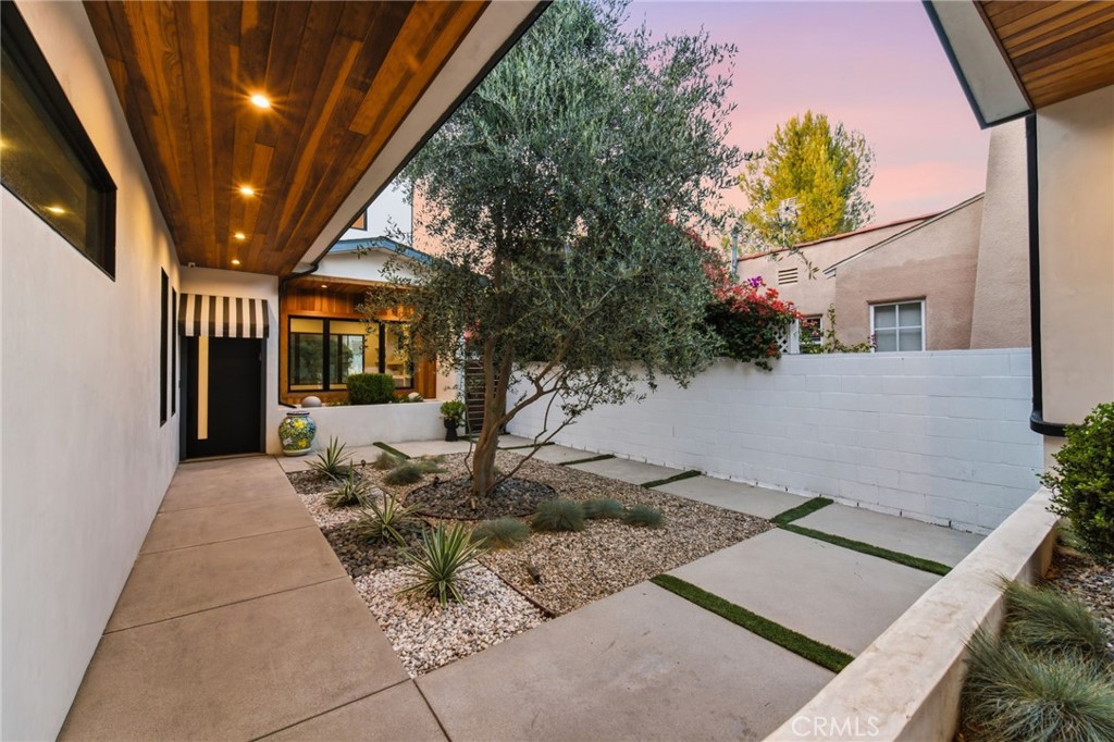 13135 Chandler Boulevard Property Photo 11