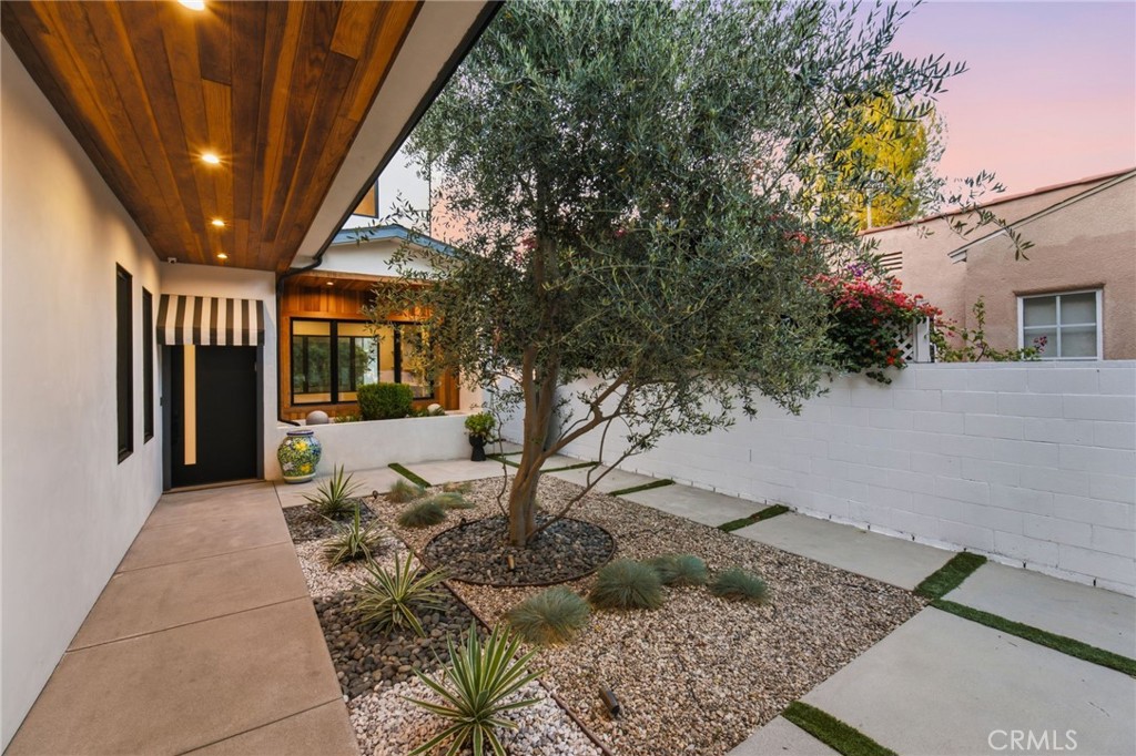 13135 Chandler Boulevard Property Photo 12