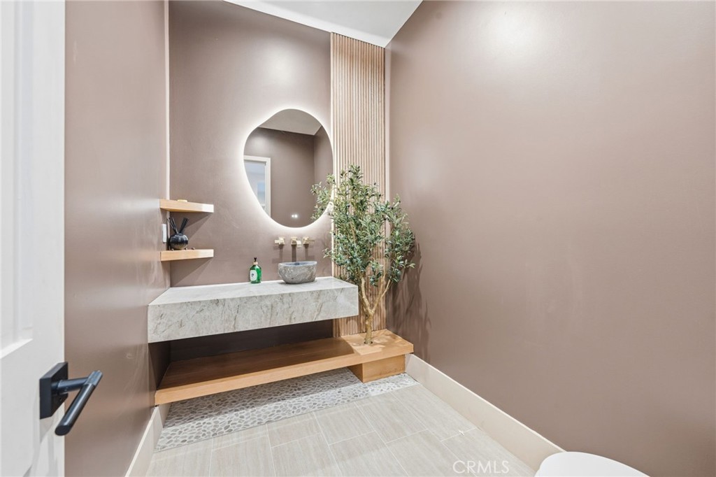 13135 Chandler Boulevard Property Photo 18