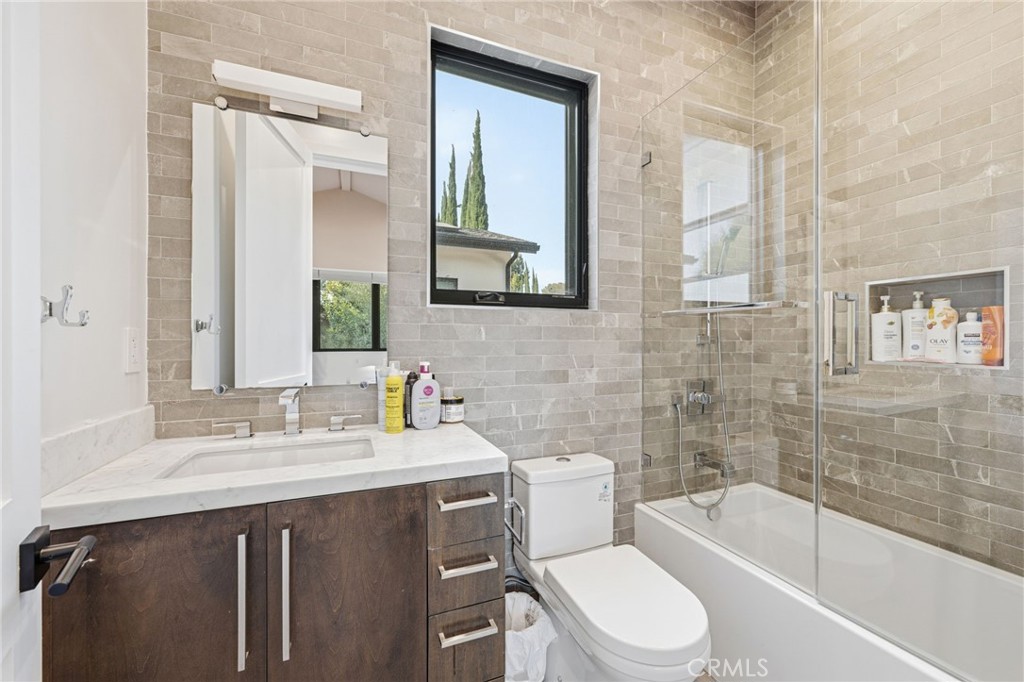 13135 Chandler Boulevard Property Photo 34