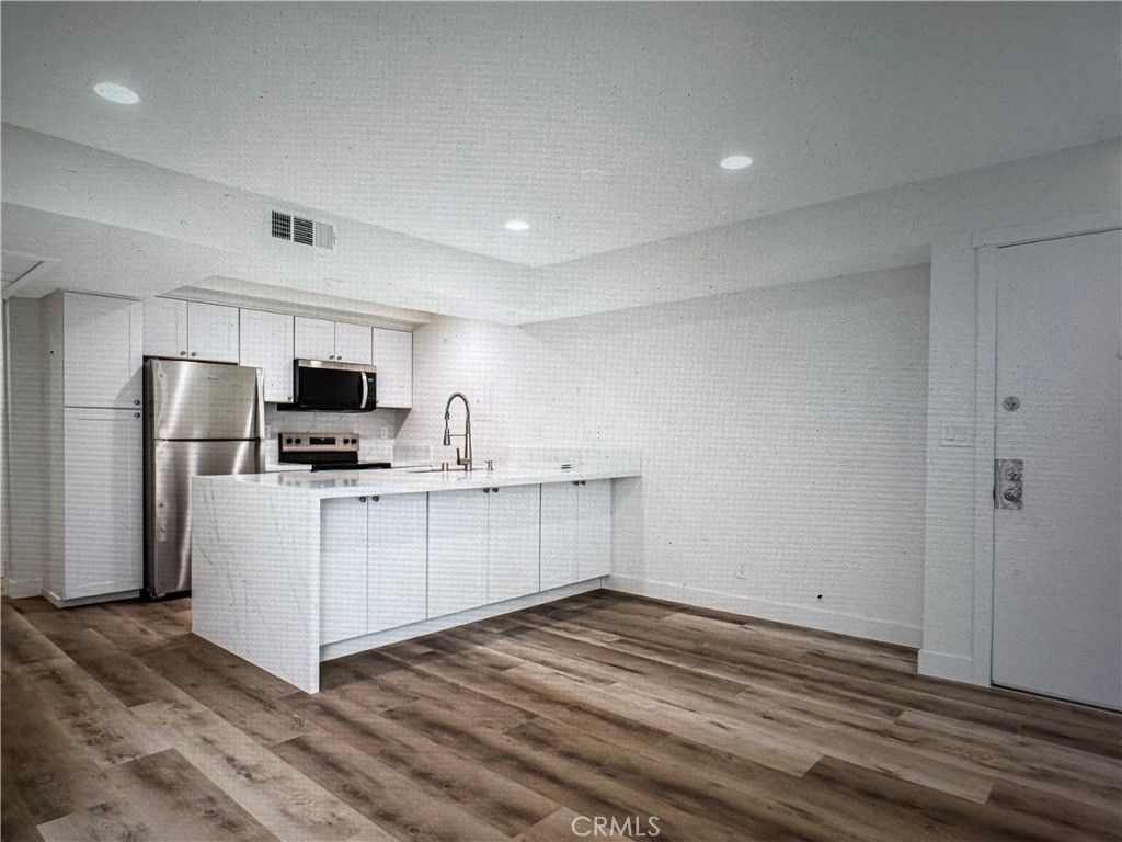 750 N Kings 105 Property Photo 2