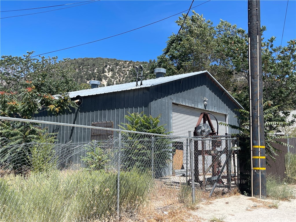 701 Fresno Property Photo 8